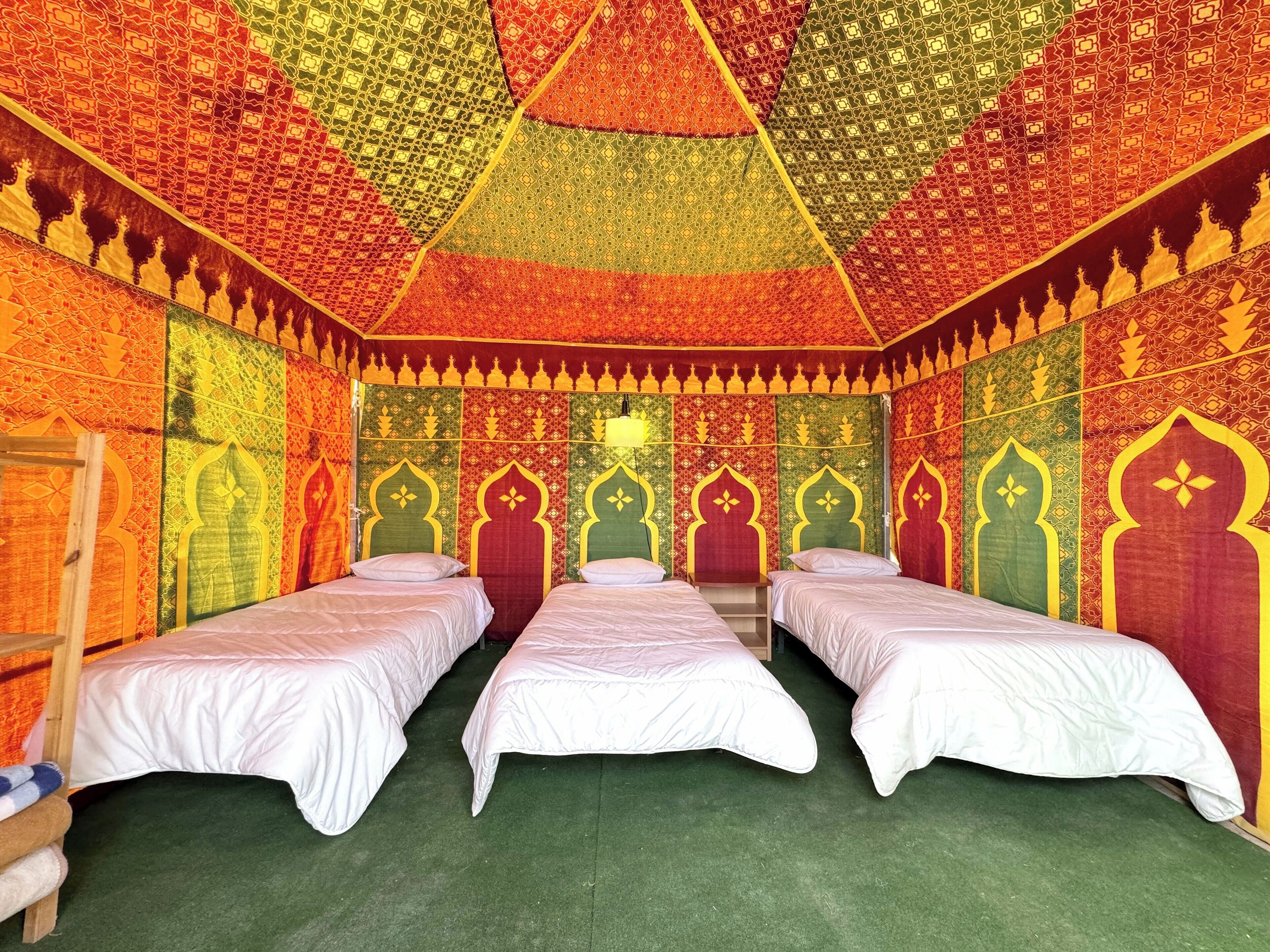 Tienda clásica, patio, vistas a la montaña