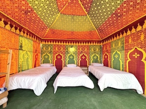 Tienda clásica, patio, vistas a la montaña