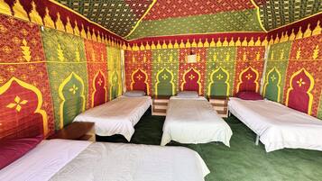 Tienda clásica, patio, vistas a la montaña