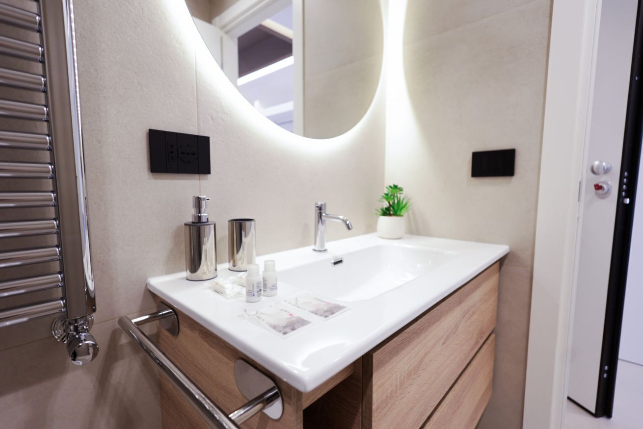 Shower, bidet, towels, shampoo