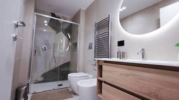 Douche, bidet, serviettes fournies, shampoing