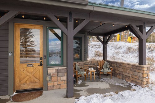 Trailside - Cozy Adventure Getaway: Ski-in/out from your door + FREE Hot Tub!