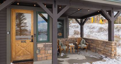 Trailside - Cozy Adventure Getaway: Ski-in/out from your door + FREE Hot Tub!