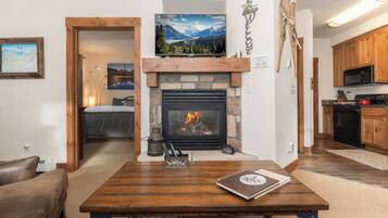 Una Smart TV, una chimenea