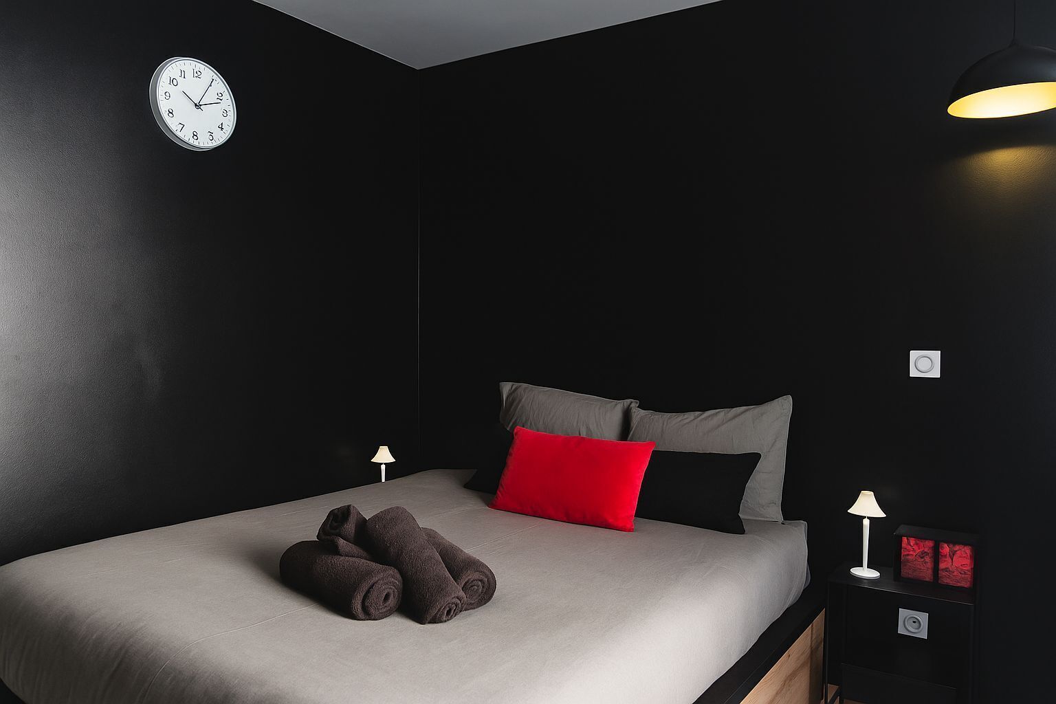 Tabla de planchar con plancha, internet y ropa de cama 