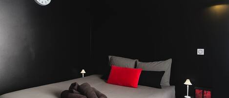 Tabla de planchar con plancha, internet y ropa de cama