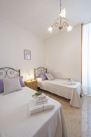 1 غرفة نوم ومكواة/لوح كي وواي فاي وملاءات أسرّة