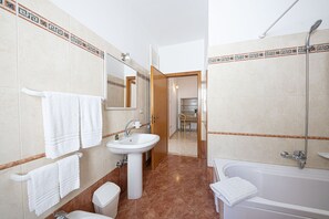 Douche, sèche-cheveux, serviettes fournies