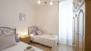 1 slaapkamer, een strijkplank/strijkijzer, wifi, beddengoed