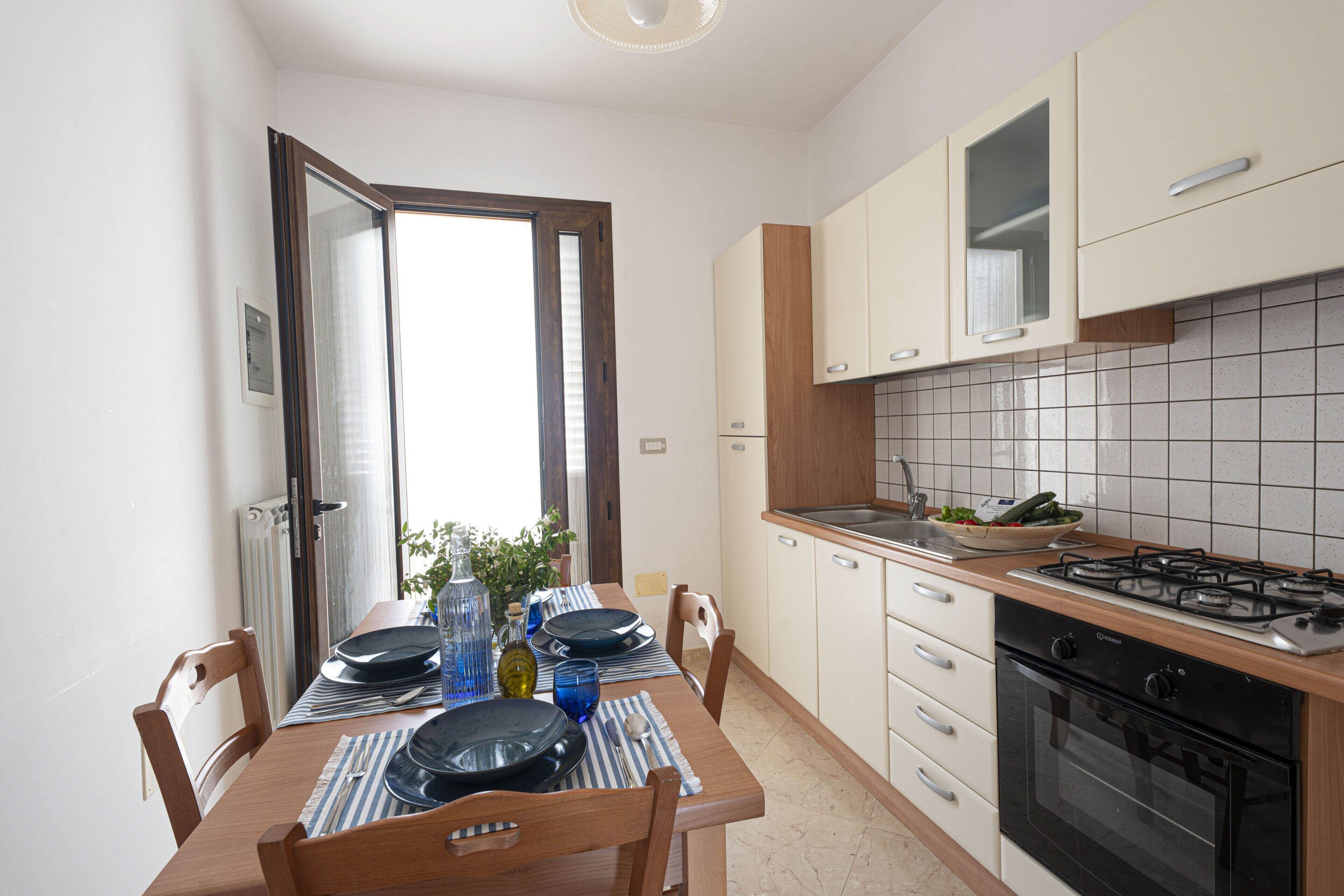 Fridge, oven, stovetop, cookware/dishes/utensils