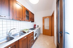 Fridge, microwave, oven, stovetop - Ulivo Apartment with Private Terrace, Balcony and Wi-Fi (Gagliano del Capo)