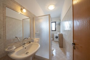 Dusche, Haartrockner, Handtücher