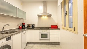 A compact kitchen with a built-in oven, a coffee maker, and a toaster. - Fuente de plata, Historical Center, Step-free access (Sevilla)