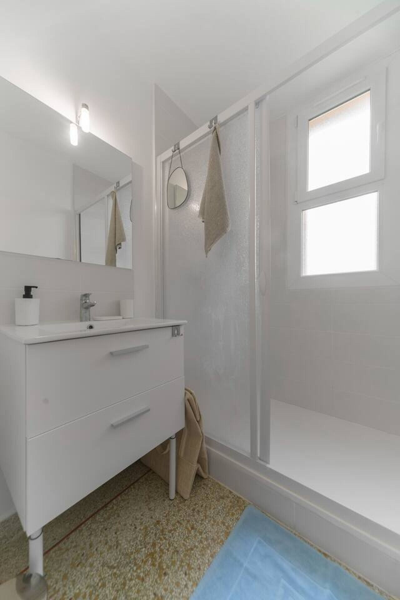 Sèche-cheveux, serviettes fournies, shampoing, papier toilette