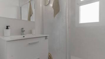 Sèche-cheveux, serviettes fournies, shampoing, papier toilette