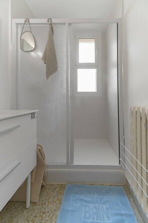 Haartrockner, Handtücher, Shampoo, Toilettenpapier