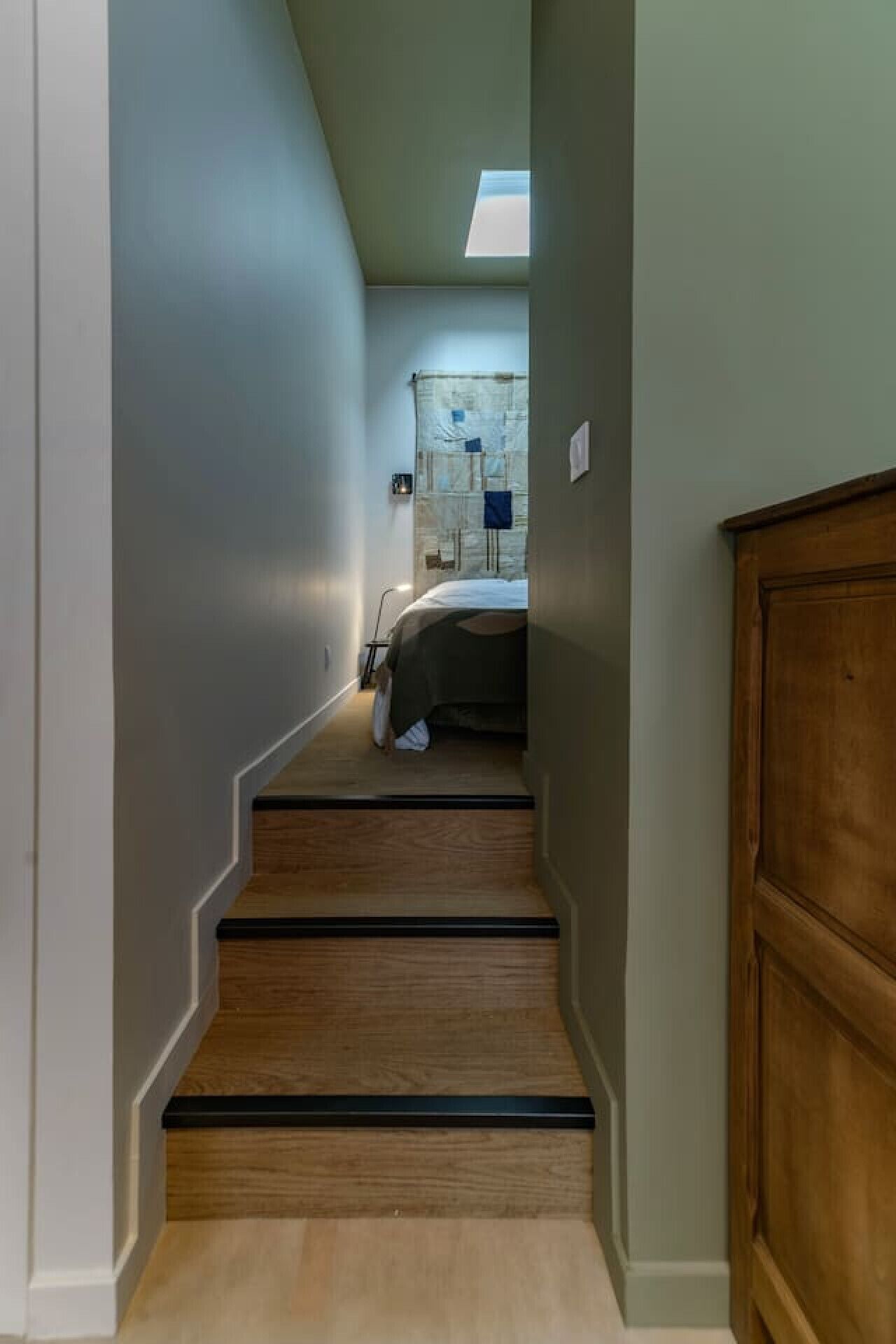 Iron/ironing board, travel crib, WiFi, bed sheets