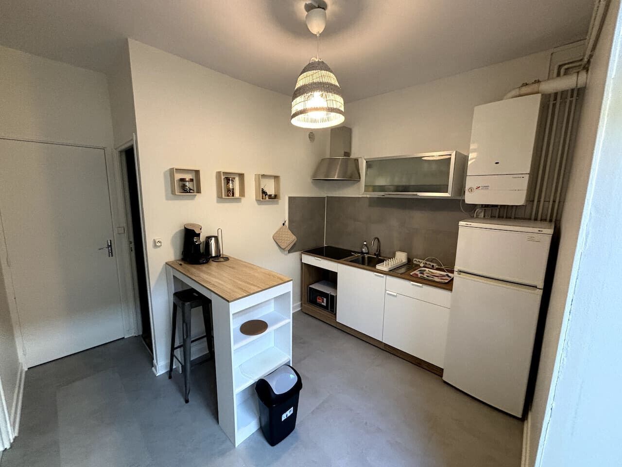 Een magnetron, een koffiezetapparaat/waterkoker, een broodrooster