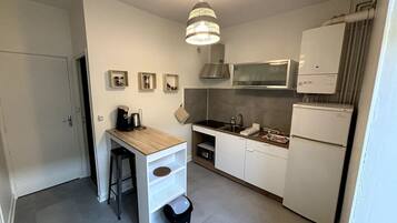 Een magnetron, een koffiezetapparaat/waterkoker, een broodrooster