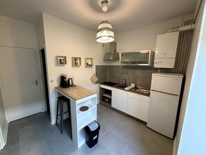 Mikrowelle, Wasserkocher mit Kaffee-/Teezubehör, Toaster, Hochstuhl