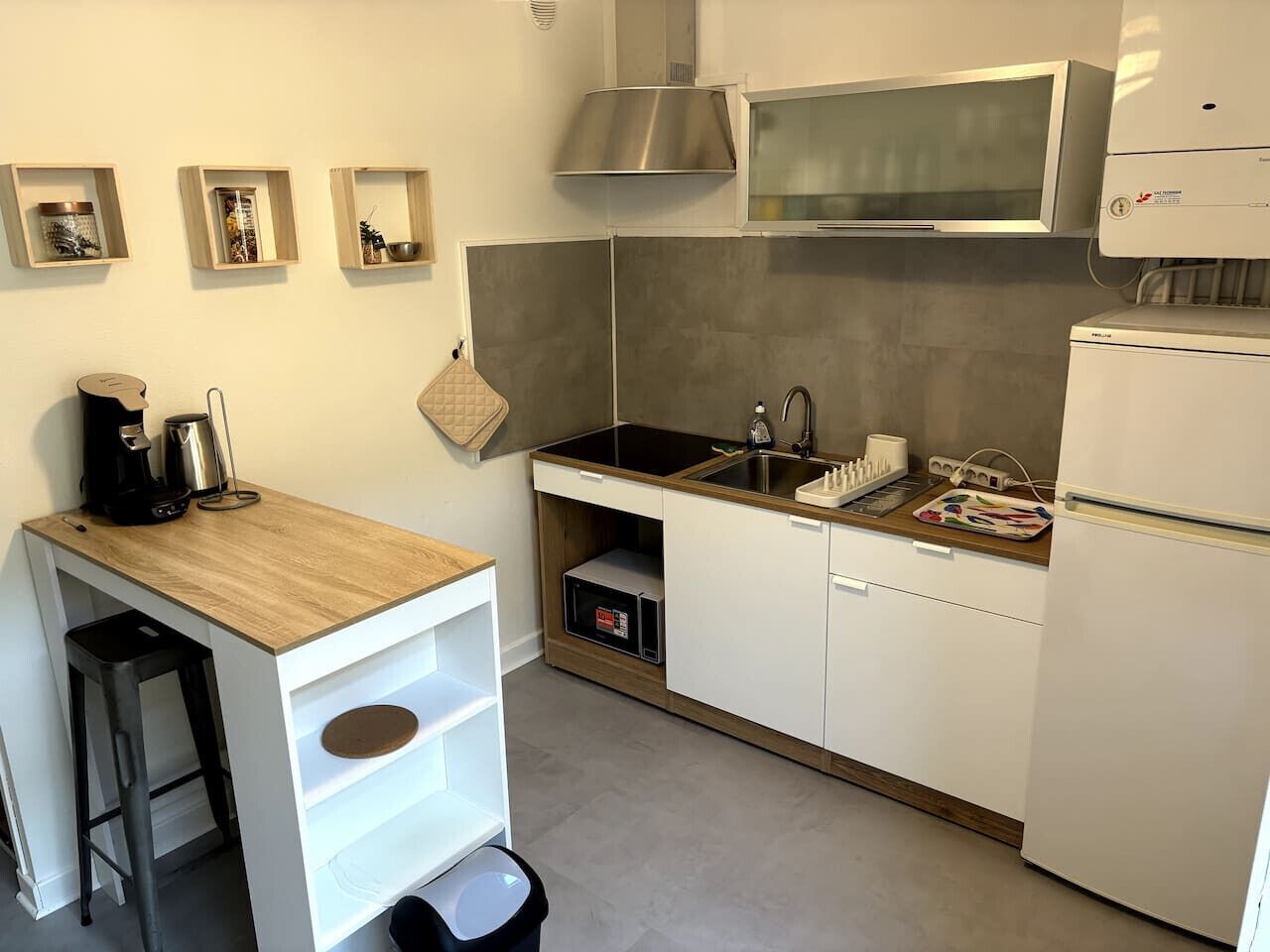 Micro-ondes, cafetière/bouilloire, grille-pain, chaise haute