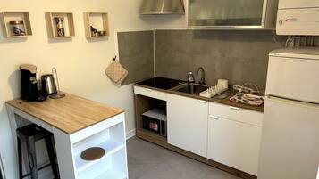 Micro-ondes, cafetiĂšre/bouilloire, grille-pain, chaise haute