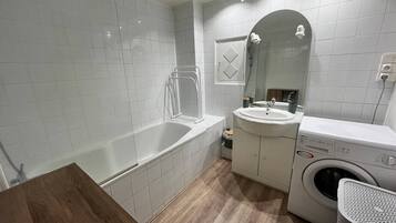 SĂšche-cheveux, serviettes fournies, shampoing, papier toilette