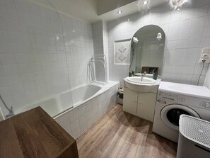 Haartrockner, Handtücher, Shampoo, Toilettenpapier