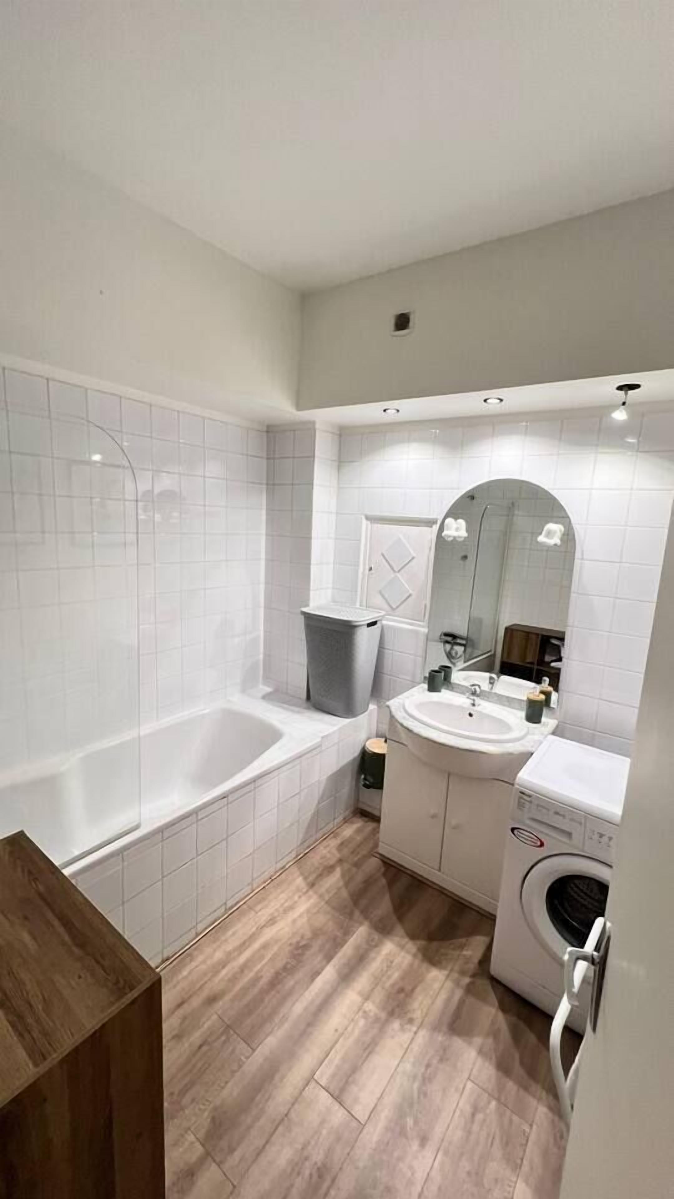 Hair dryer, towels, shampoo, toilet paper