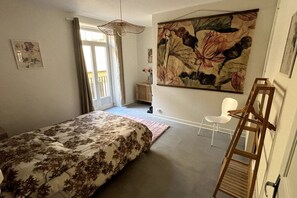 Schreibtisch, Bügeleisen/Bügelbrett, Reisekinderbett, kostenloses WLAN