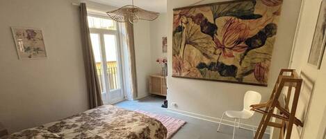 Bureau, fer et planche Ă repasser, lit parapluie, Wi-Fi gratuit