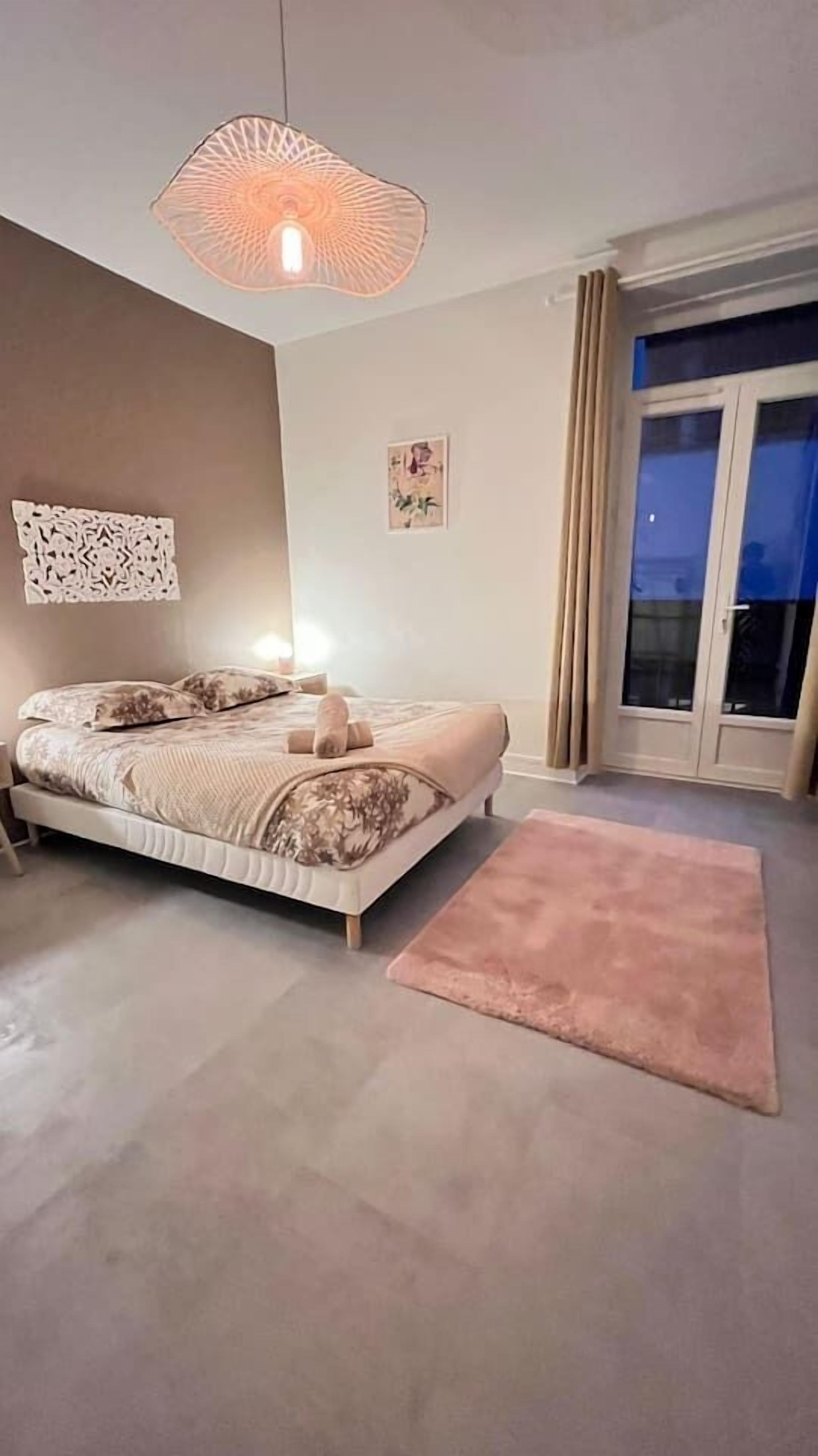 Skrivebord, strykejern/-brett, reiseseng for barn og wi-fi (inkludert)