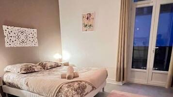 Bureau, fer et planche Ă repasser, lit parapluie, Wi-Fi gratuit