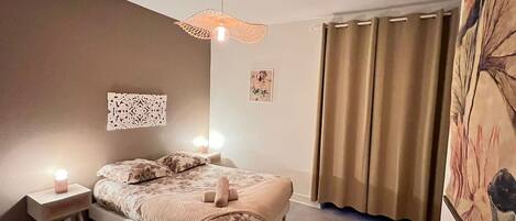 Schreibtisch, Bügeleisen/Bügelbrett, Reisekinderbett, kostenloses WLAN