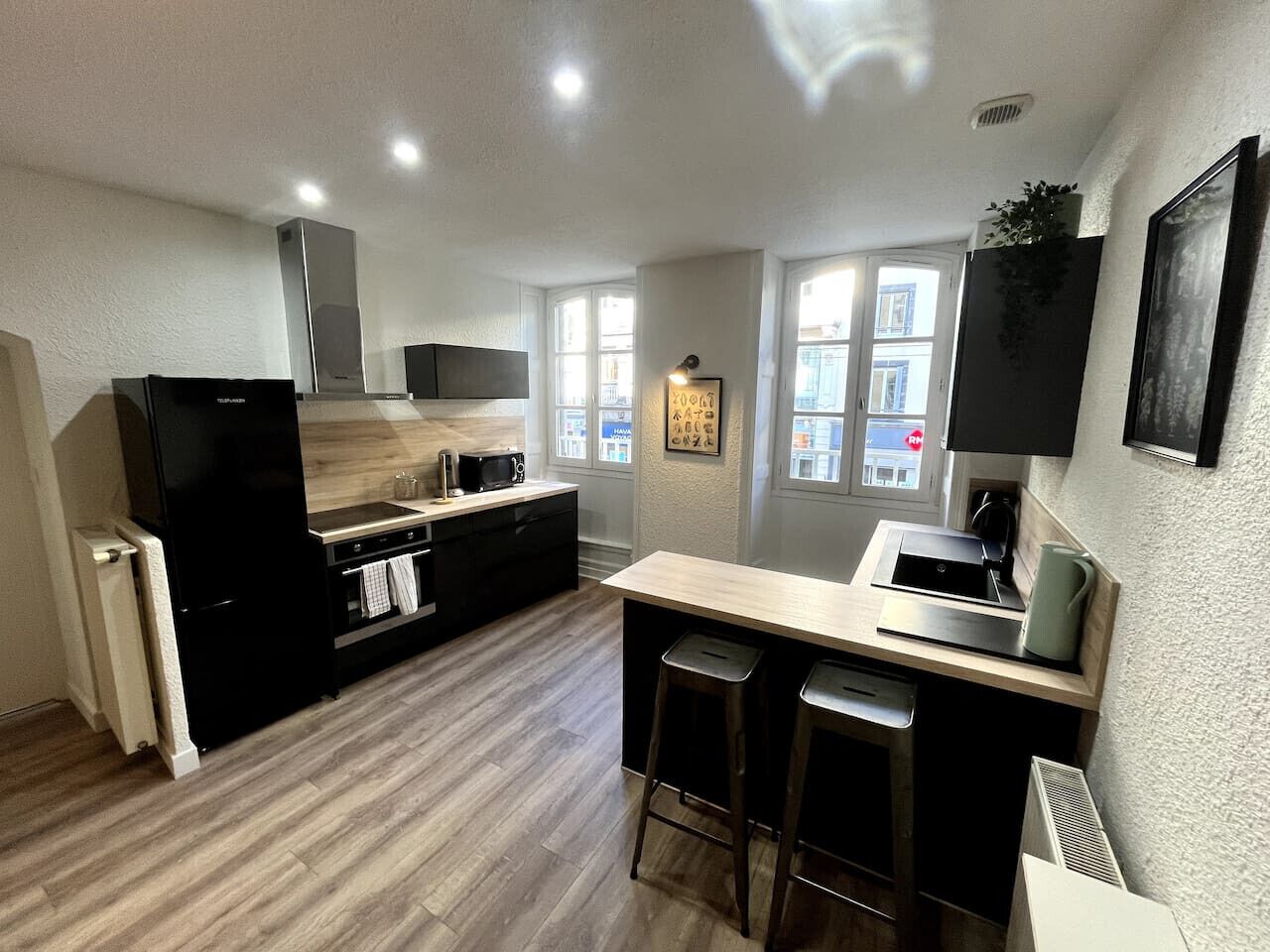 Frigorífico, microondas, horno y placa de cocina