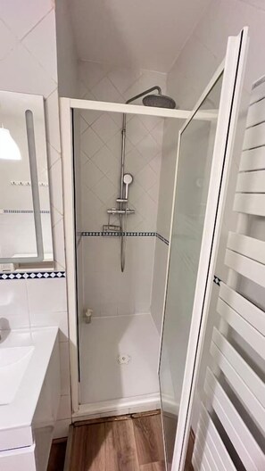 Een haardroger, handdoeken, shampoo, toiletpapier
