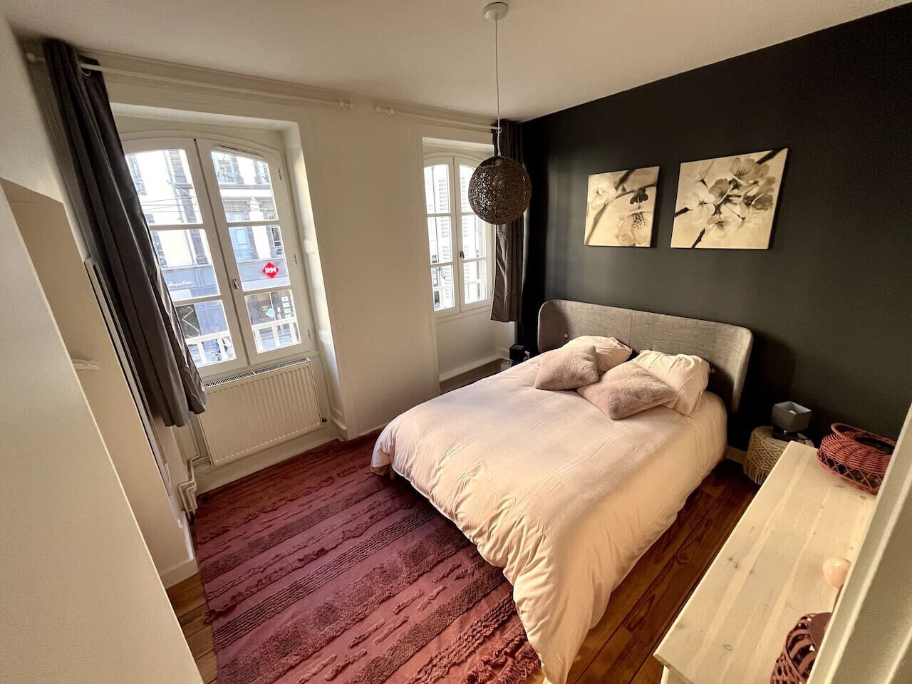 Bureau, fer et planche à repasser, lit parapluie, Wi-Fi gratuit