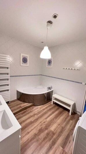 Haartrockner, Handtücher, Shampoo, Toilettenpapier