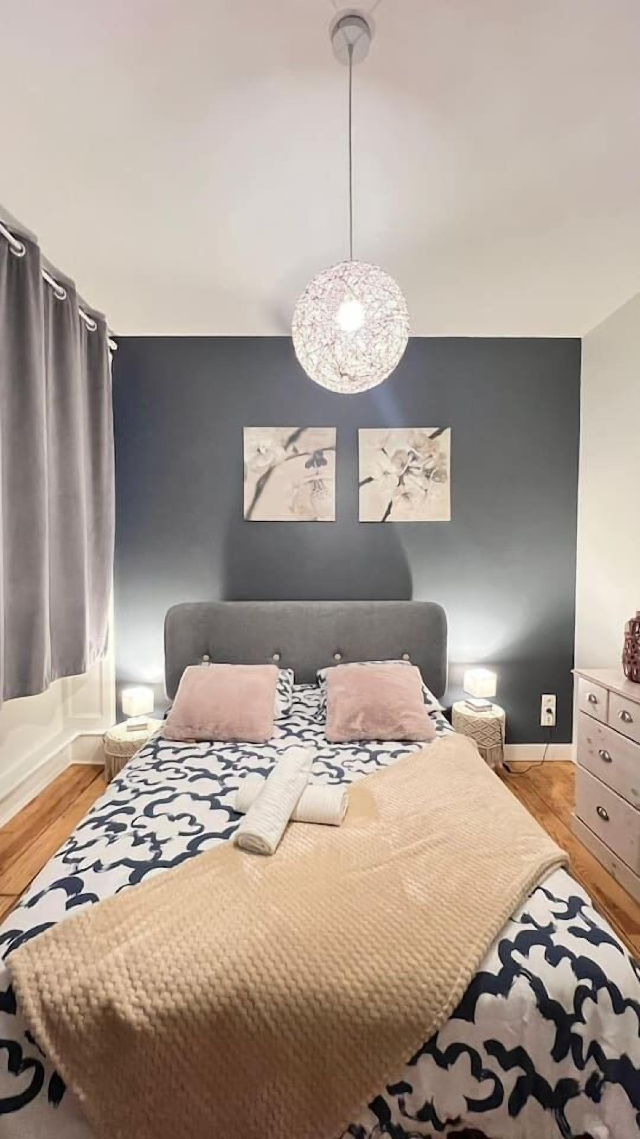 Schreibtisch, Bügeleisen/Bügelbrett, Reisekinderbett, kostenloses WLAN