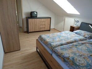 3 bedrooms, WiFi, bed sheets - Apartment 'Haus Bergblick 1' with Mountain View and Balcony (Riesbürg)