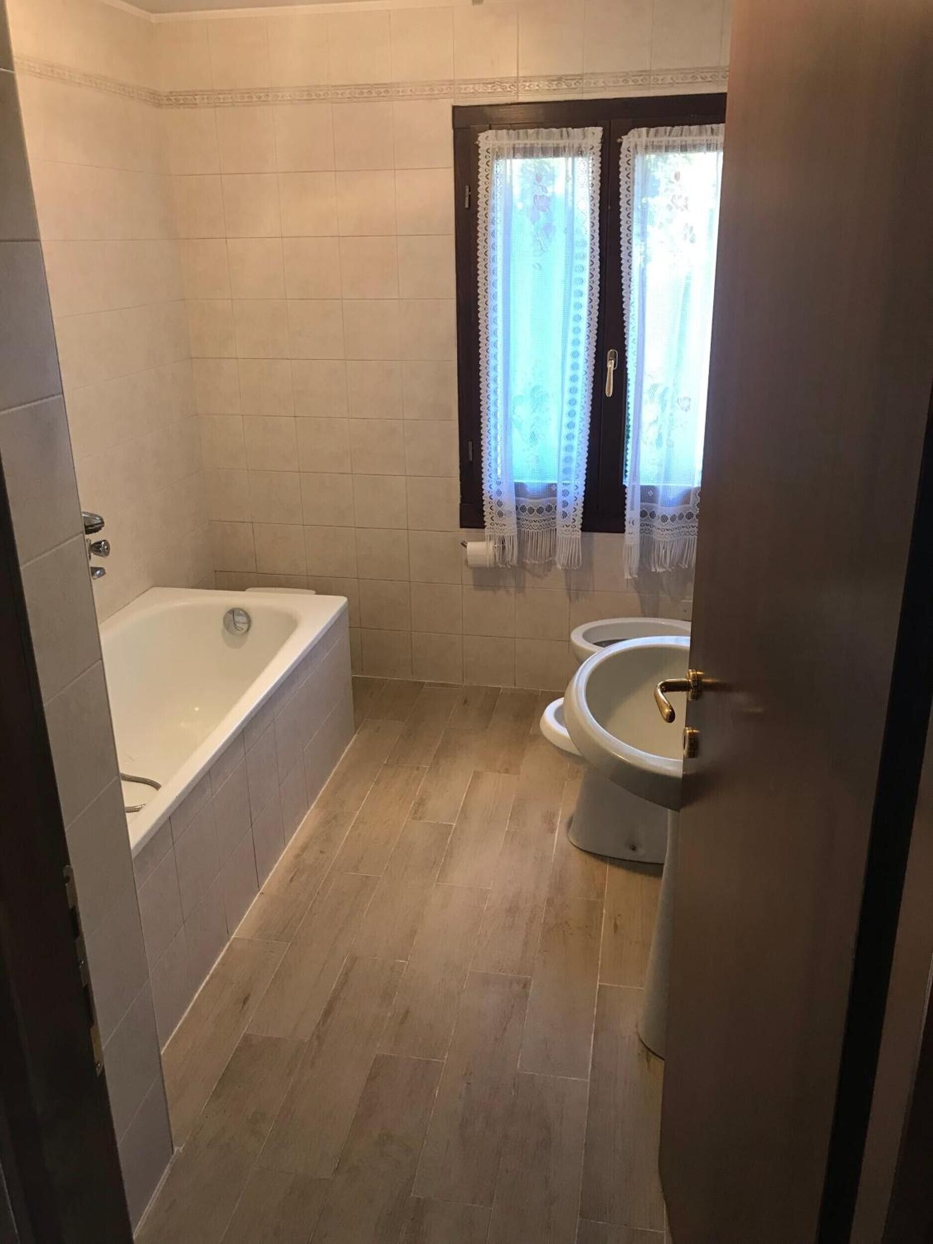 Dusche, Haartrockner, Handtücher, Toilettenpapier