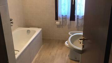 Dusche, Haartrockner, Handtücher, Toilettenpapier