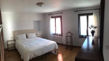 3 Schlafzimmer, Bügeleisen/Bügelbrett, Bettwäsche