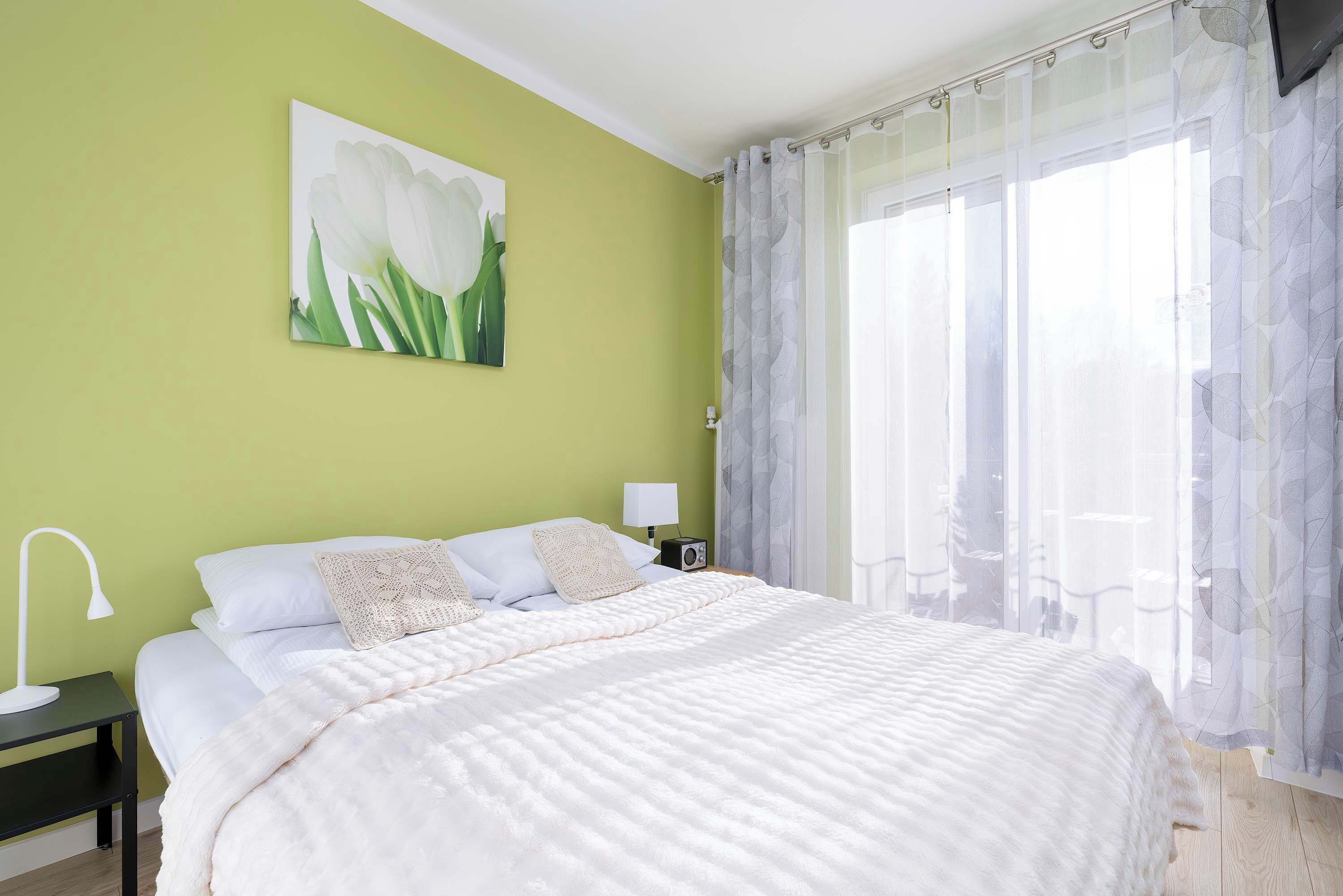 2 bedrooms, desk, iron/ironing board, travel crib