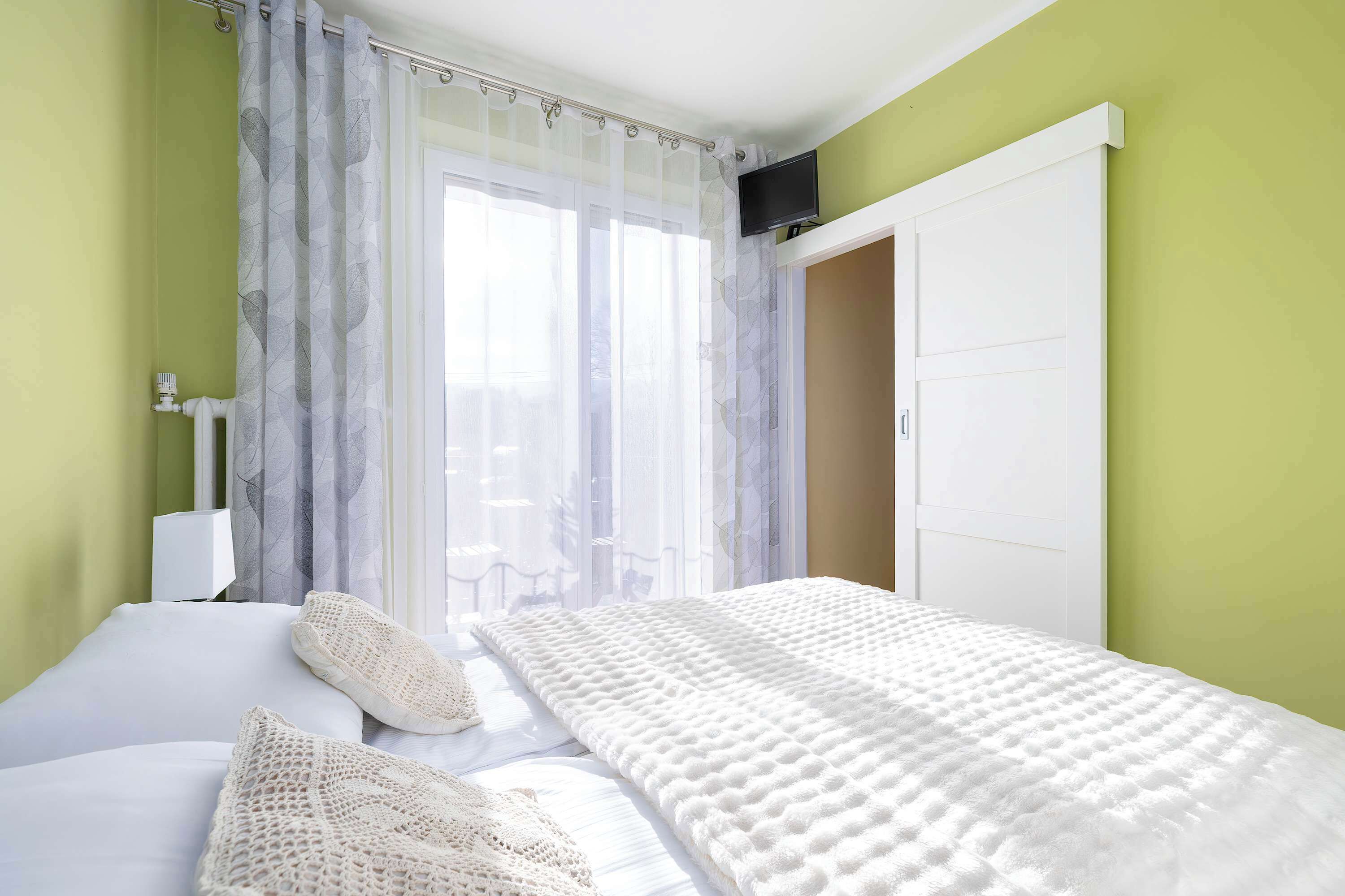 2 室のベッドルーム、デスク、アイロン / アイロン台、旅行用ベビーベッド