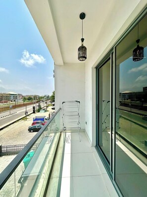 Apartamento econômico, sacada, vista para a cidade | Sacada