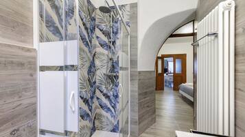 Een douche, een haardroger, handdoeken