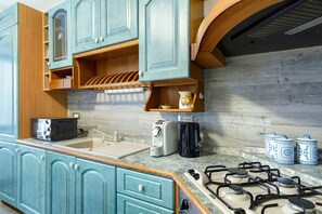 Fridge, microwave, oven, stovetop - Apartment 'In Casetta Da Mae' with Mountain View (Lorenzago di Cadore)