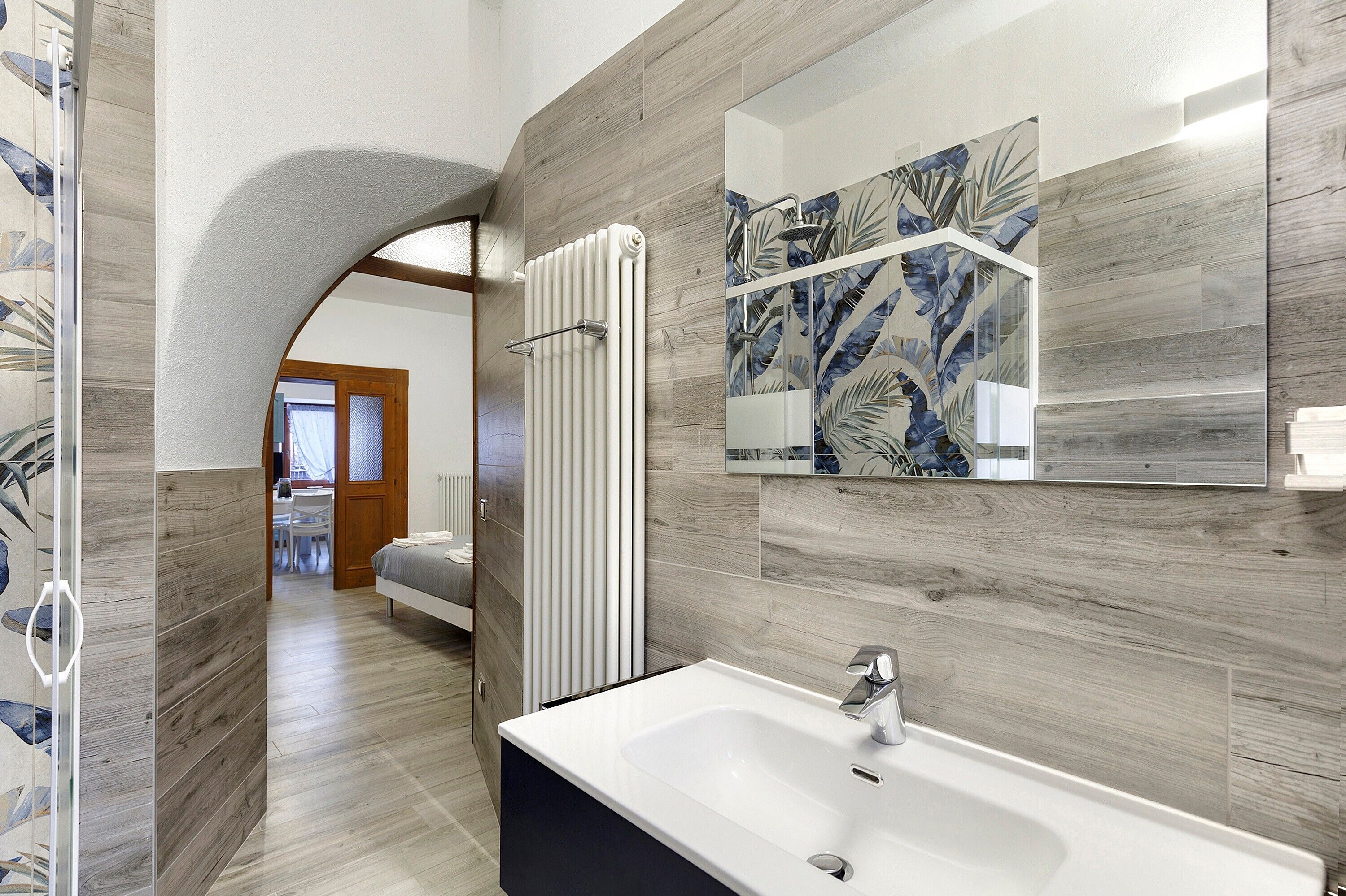 Douche, sèche-cheveux, serviettes fournies