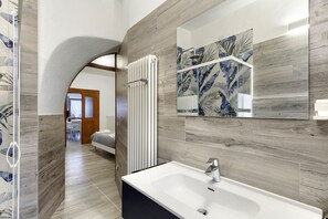 Suihku, hiustenkuivaaja, pyyhkeet